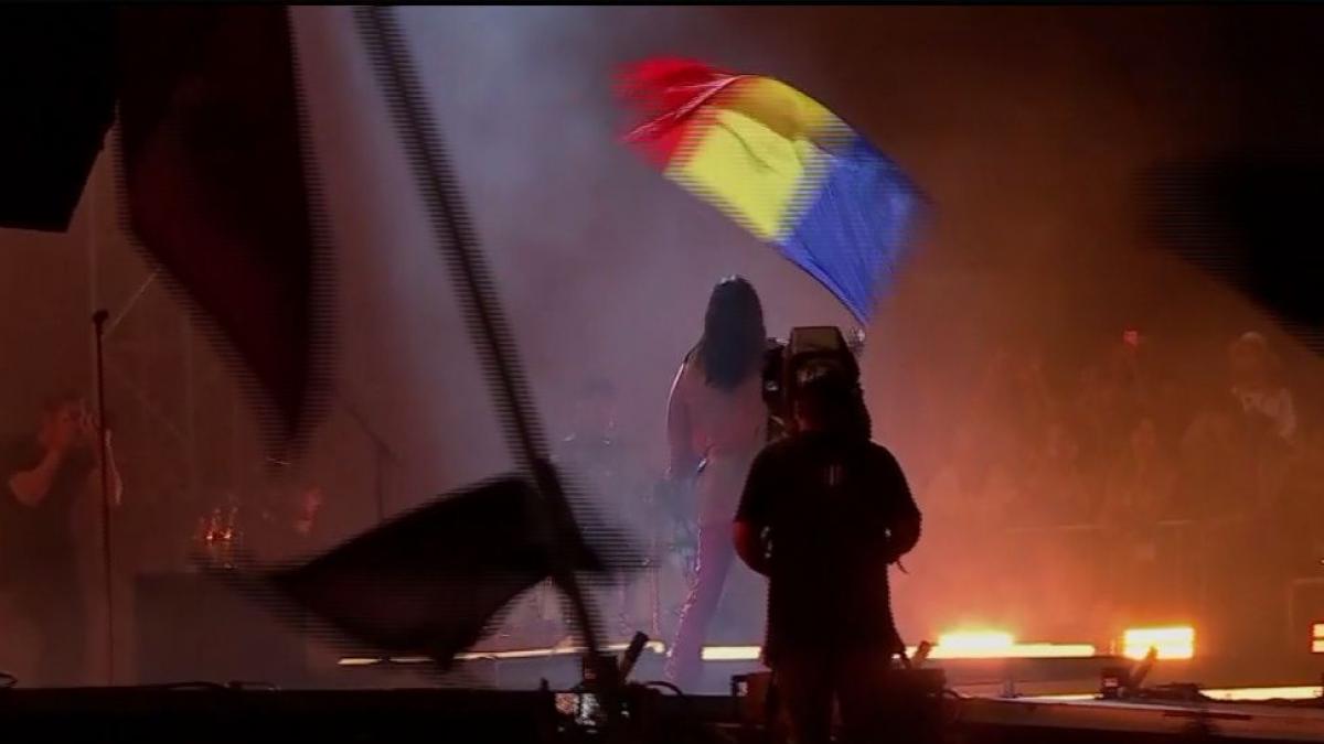 ultima noapte de distractie la electric castle ce artist a cantat cu steagul romaniei in mana video