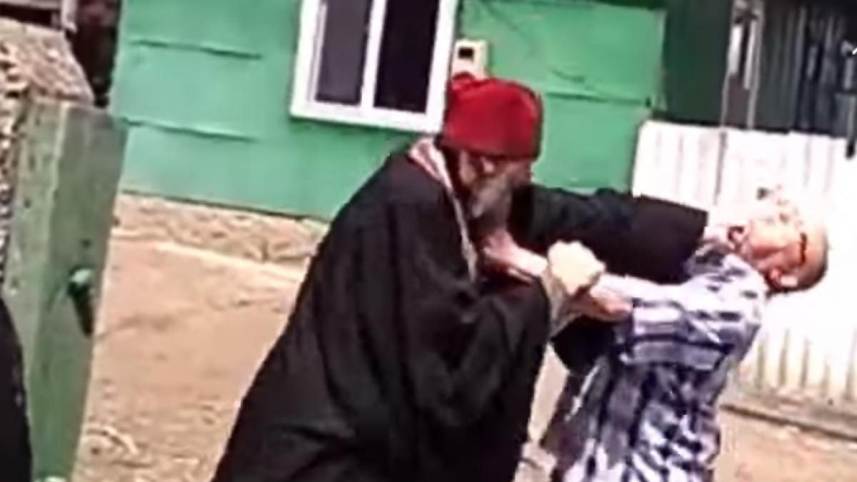 imagini incredibile un preot s a dus beat la o pomana si apoi s a luat la bataie cu rudele mortului