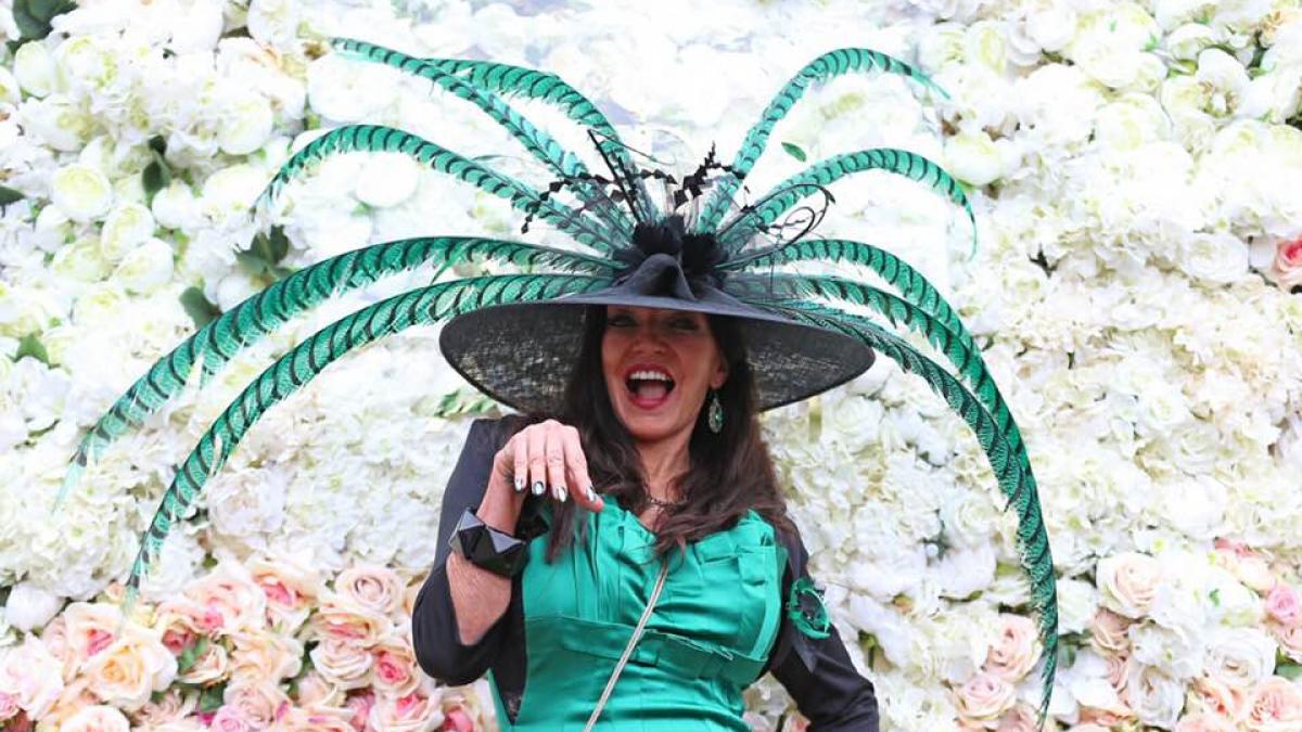 satula de barbatii cu care s a intalnit un model a decis sa se casatoreasca cu animalul sau de