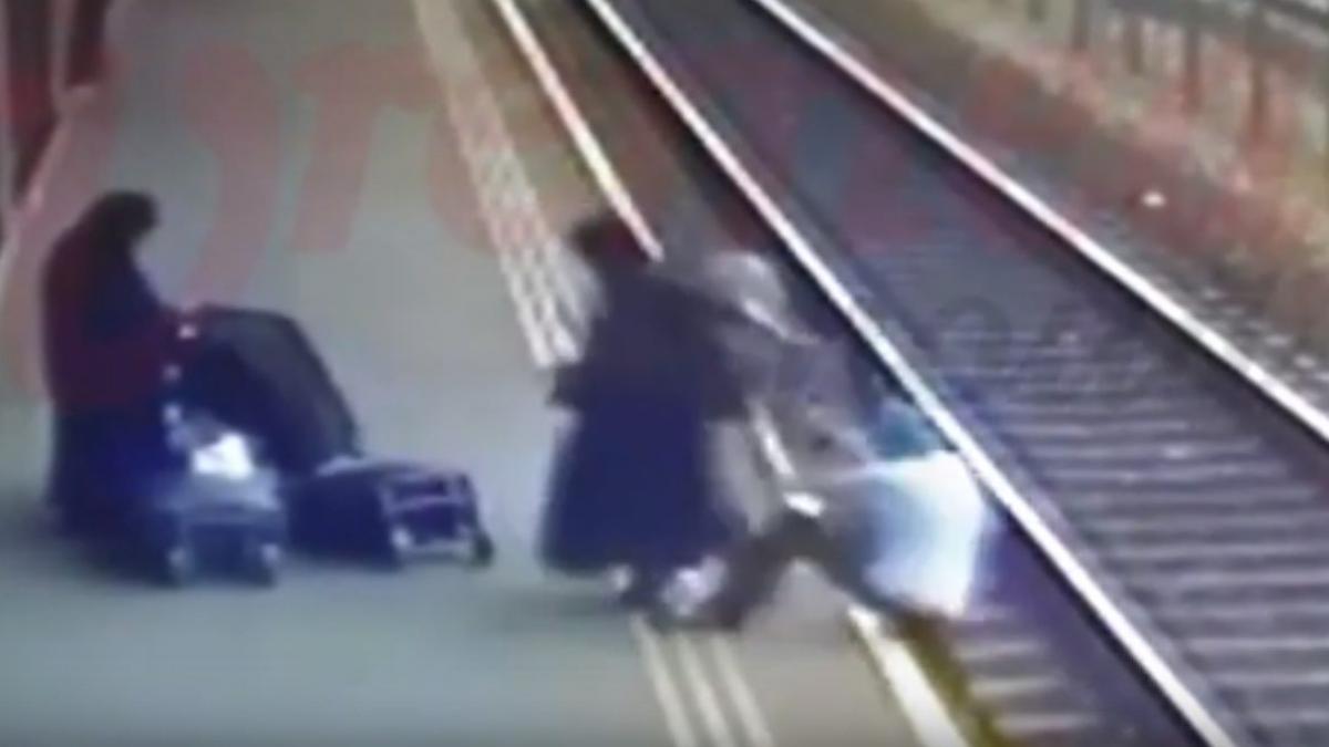 scene socante in vaslui doua femei imbracate in maicute au impins un barbat pe calea ferata video
