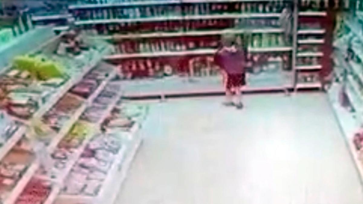 angajatii unui supermarket au vazut un copil intrand in magazin si indreptandu se brusc spre un