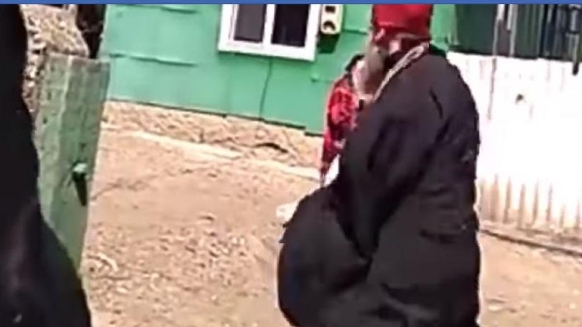 imagini socante surprinse la o inmormantare in moldova un preot s a luat la bataie cu rudele