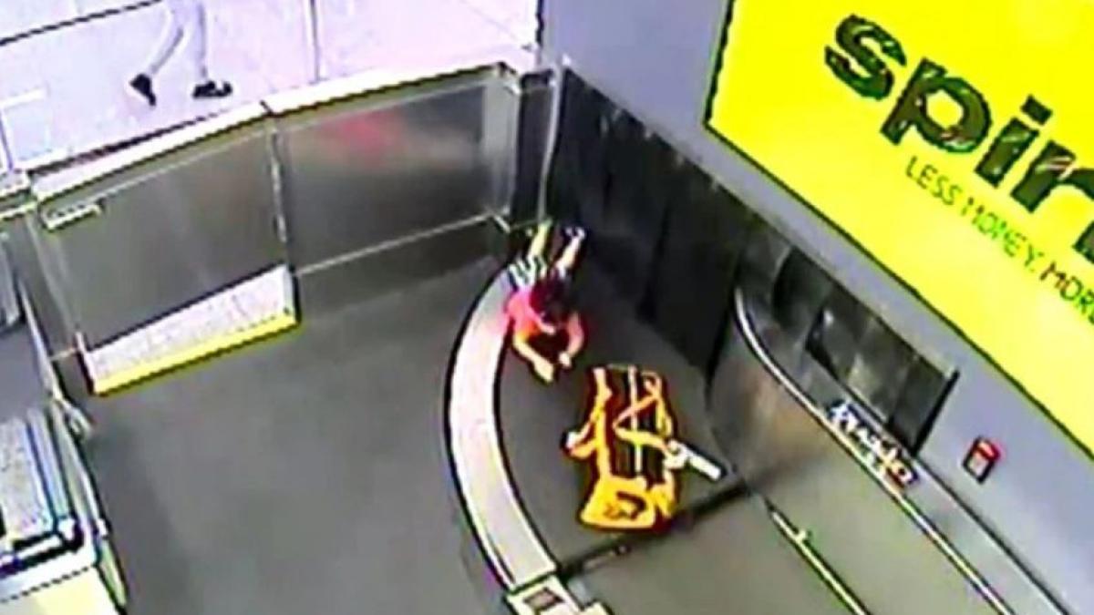 copilul s a desprins de langa mama lui care printa biletele si s a asezat pe banda de bagaje au