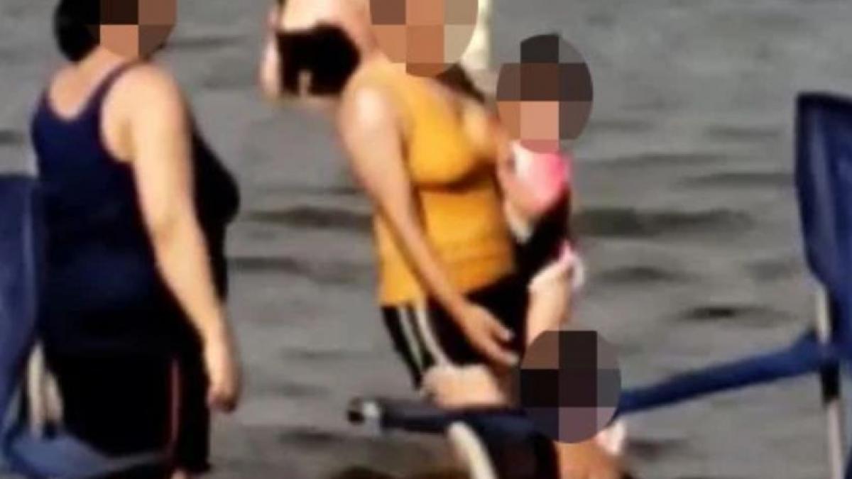 se aflau pe o plaja cand oamenii au observat ca in apa se intampla ceva ciudat ce jenant o faceau