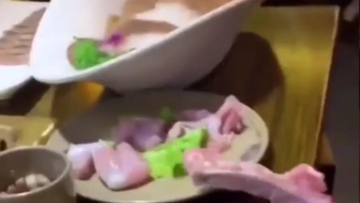 se pegateau sa gateasca cand au observat ca se misca ceva in farfurie au inceput sa tipe de spaima