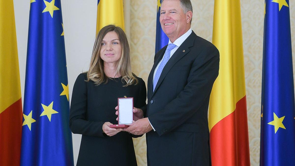 simona halep decorata de klaus iohannis sunt mandra ca sunt romanca foto