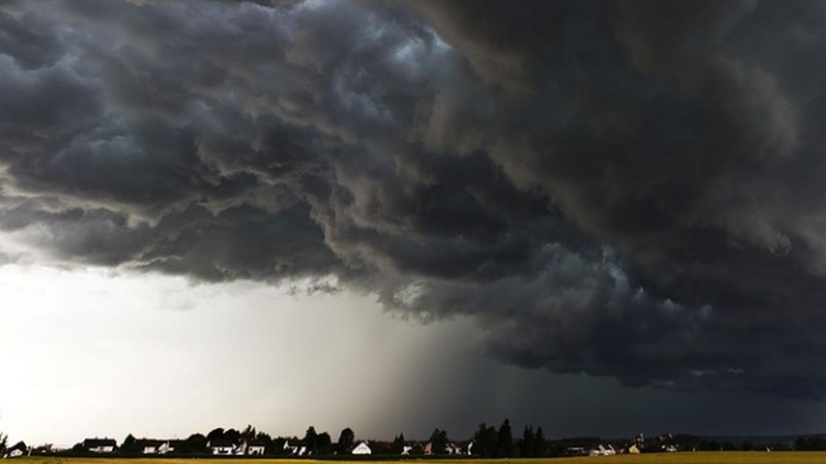 vremea se schimba radical furtuni si ploi torentiale la inceput de august