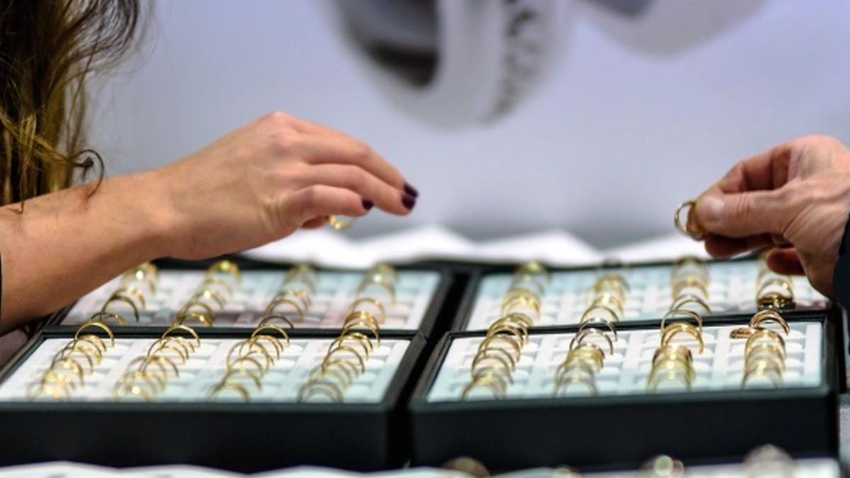 jaf la un magazin de bijuterii din braila hotul a atacat o pe vanzatoare si a fugit cu mai multe