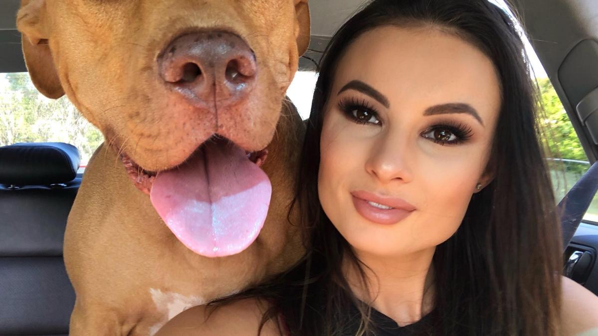 o superba bruneta si a vandut masina la o reprezentanta auto dar a uitat ceva in torpedou angajatii