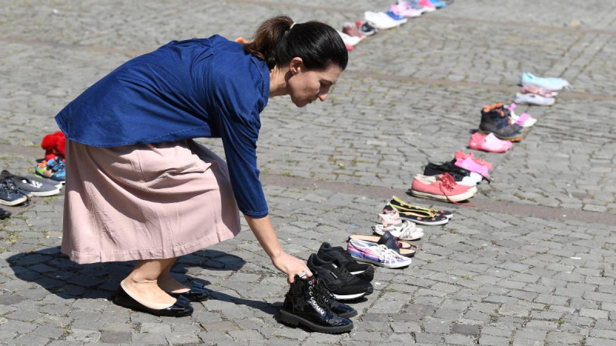 sute de perechi de pantofi depuse in fata ministerului de interne in memoria copiilor disparuti
