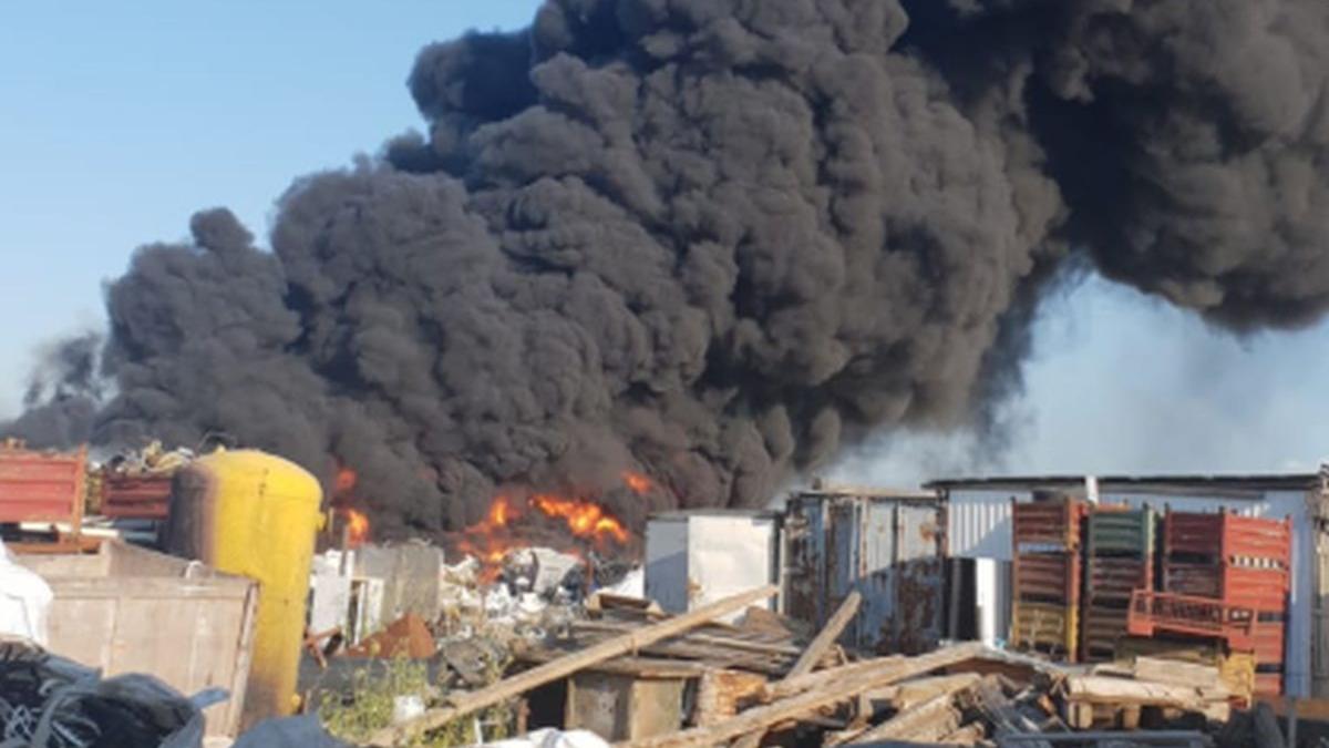 un depozit de gunoaie din bihor a luat foc oamenii au fost avertizati prin ro alert sa stea in case