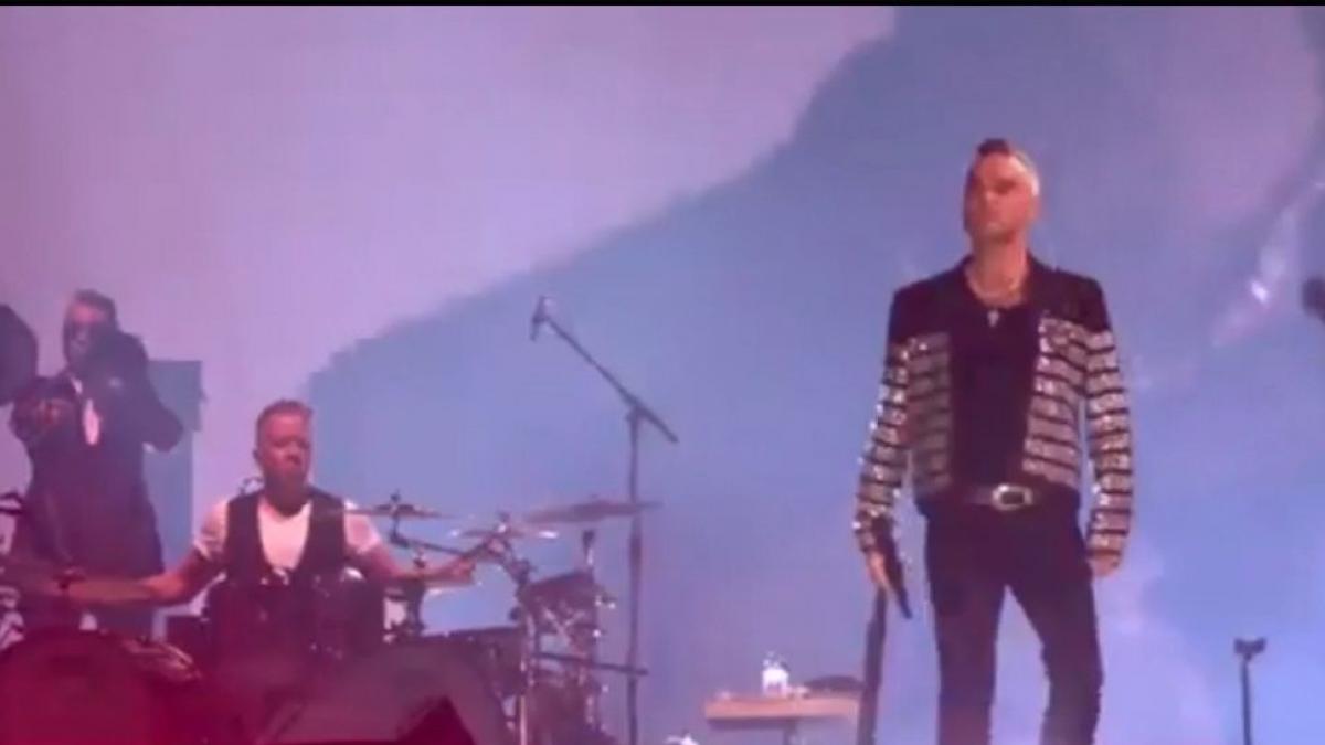 robbie williams show incendiar la untold artistul a cantat alaturi de tatal sau si i a dedicat o
