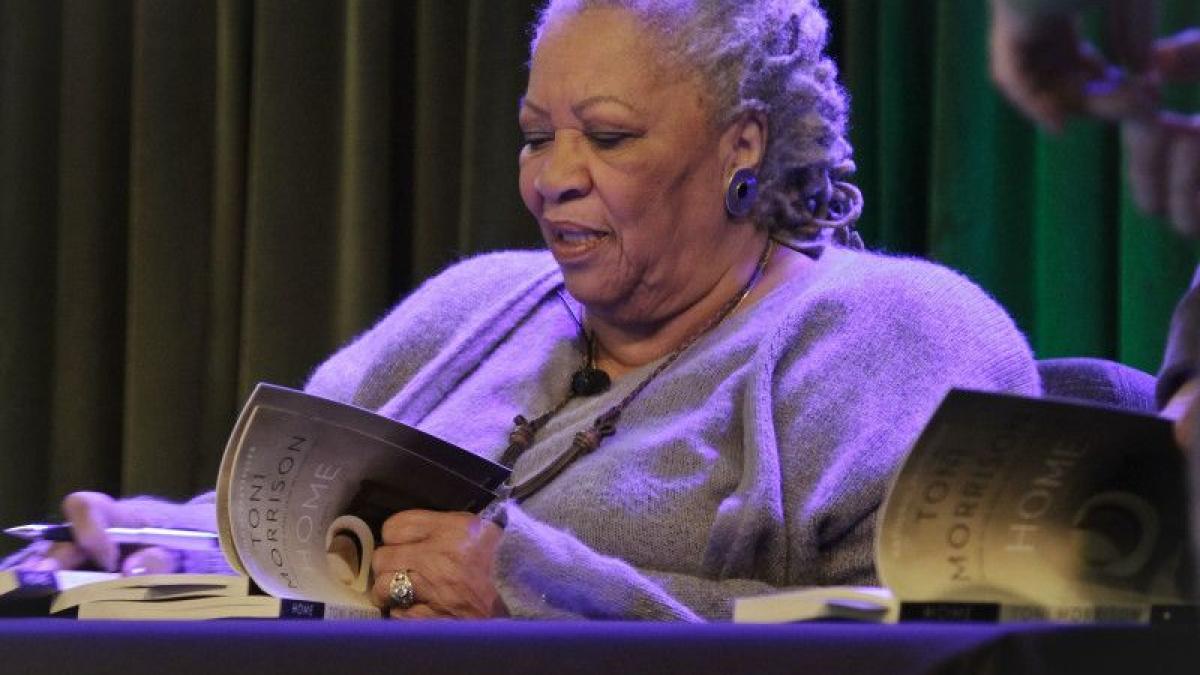 toni morrison castigatoare a premiului nobel pentru literatura a murit la 88 de ani