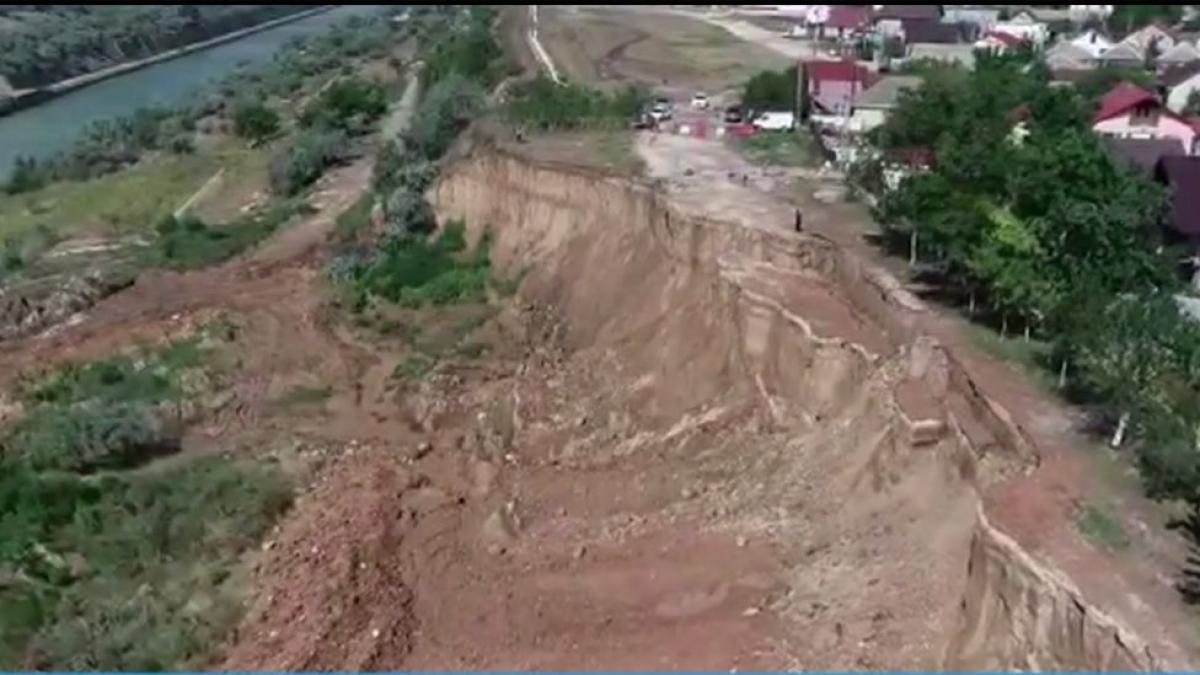 incep lucrarile de consolidare a malului canalului dunare marea neagra pamantul de sub case poate