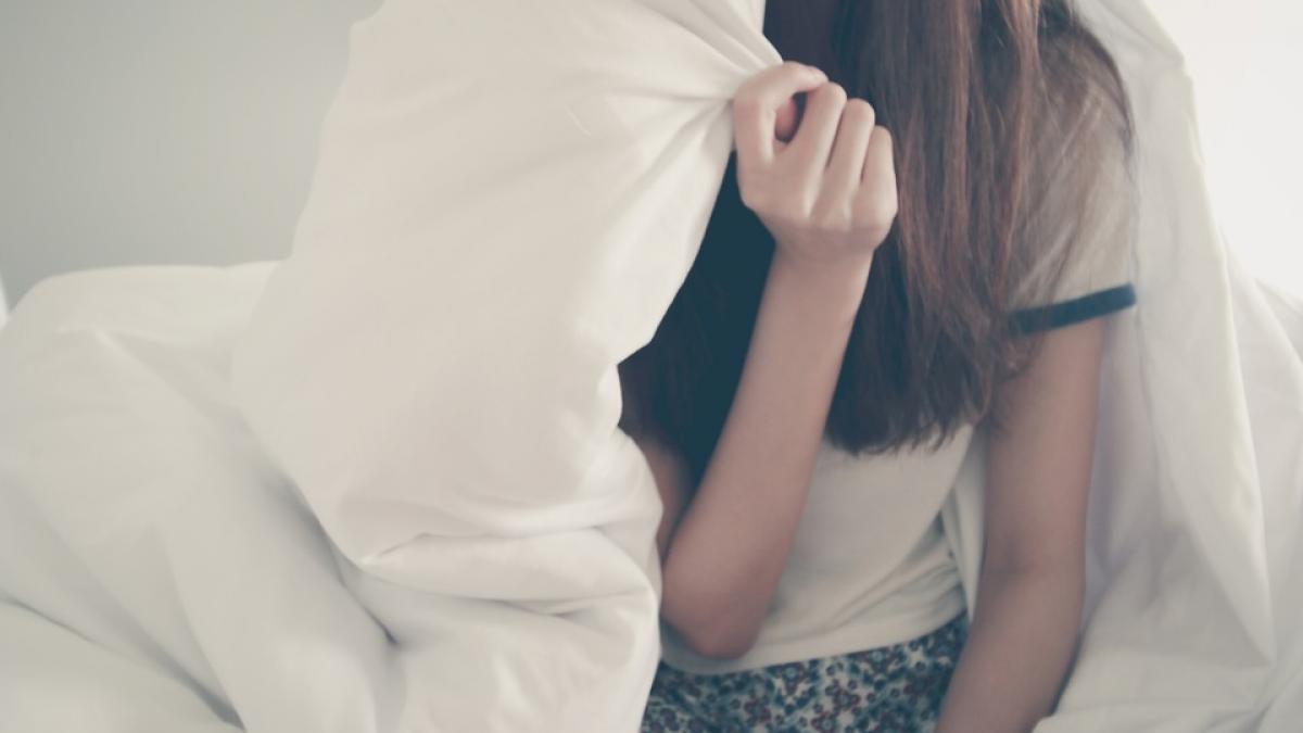 o fata de 17 ani a fost violata de patru barbati fata care ar practica prostitutia a fost batuta si