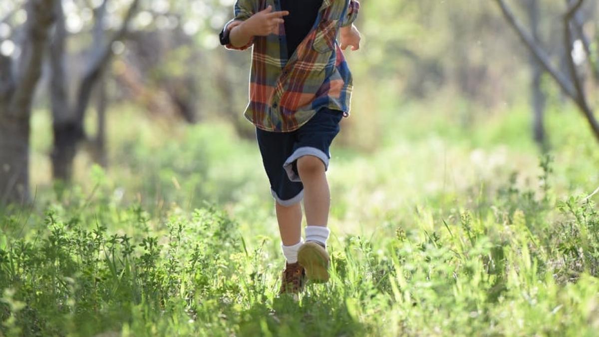 baiat de cinci ani din galati luat de la femeia care l a crescut si dat inapoi mamei micutul ar fi