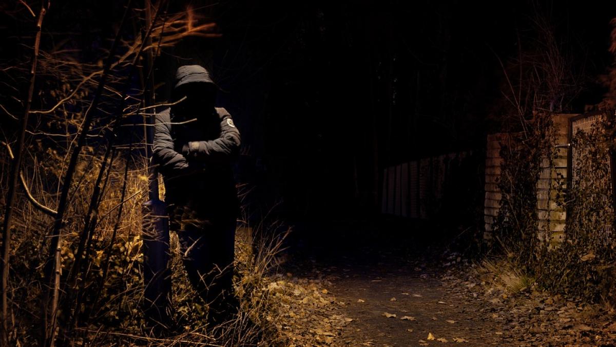 momente cumplite pentru doua femei si doi barbati oameni fugariti si atacati de un cutitar cu cagula