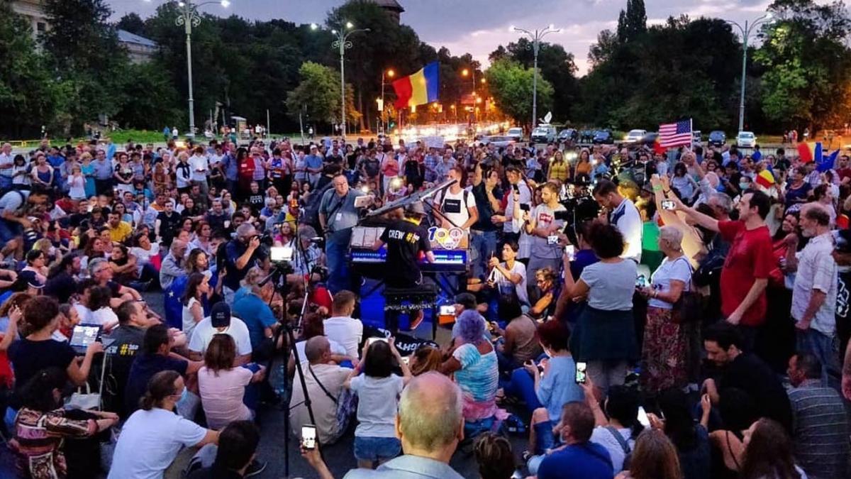 celebrul pianist davide martello a continuat concertul din piata victoriei si dupa protest video