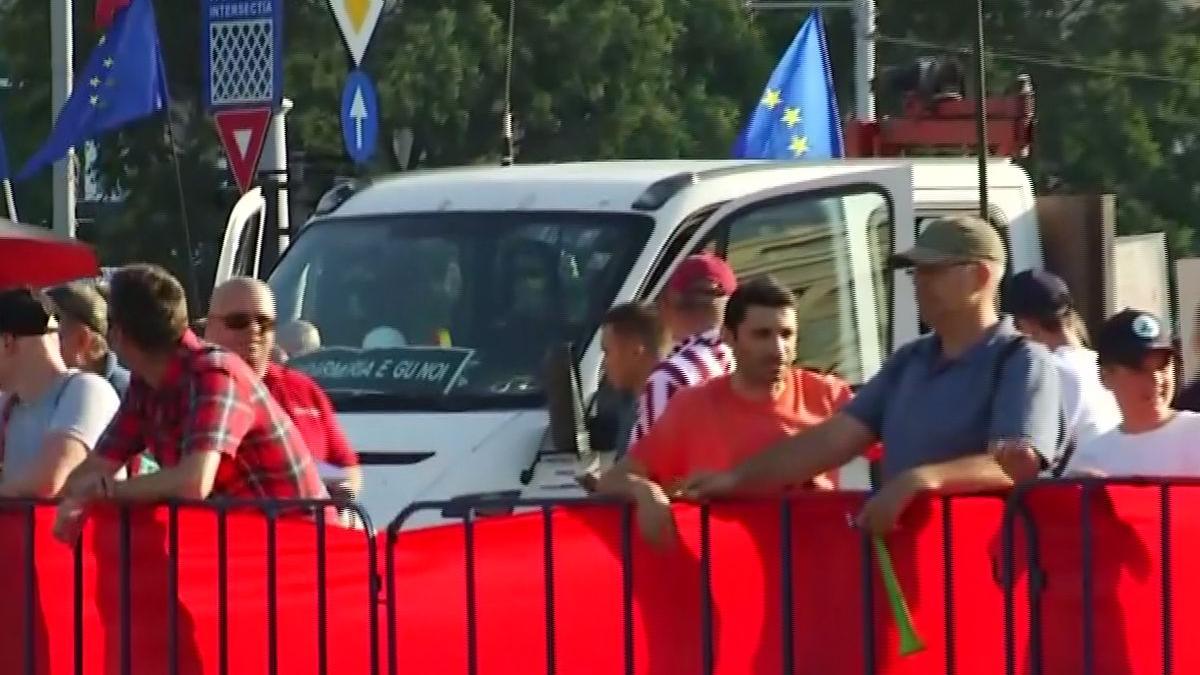 incident in piata victoriei politistii chemati printr un apel la 112 huiduiti