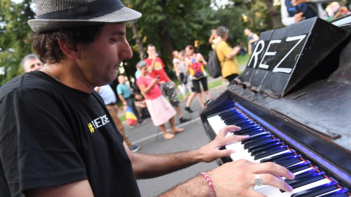 pianistul german davide martello prezent la protestul din piata victoriei