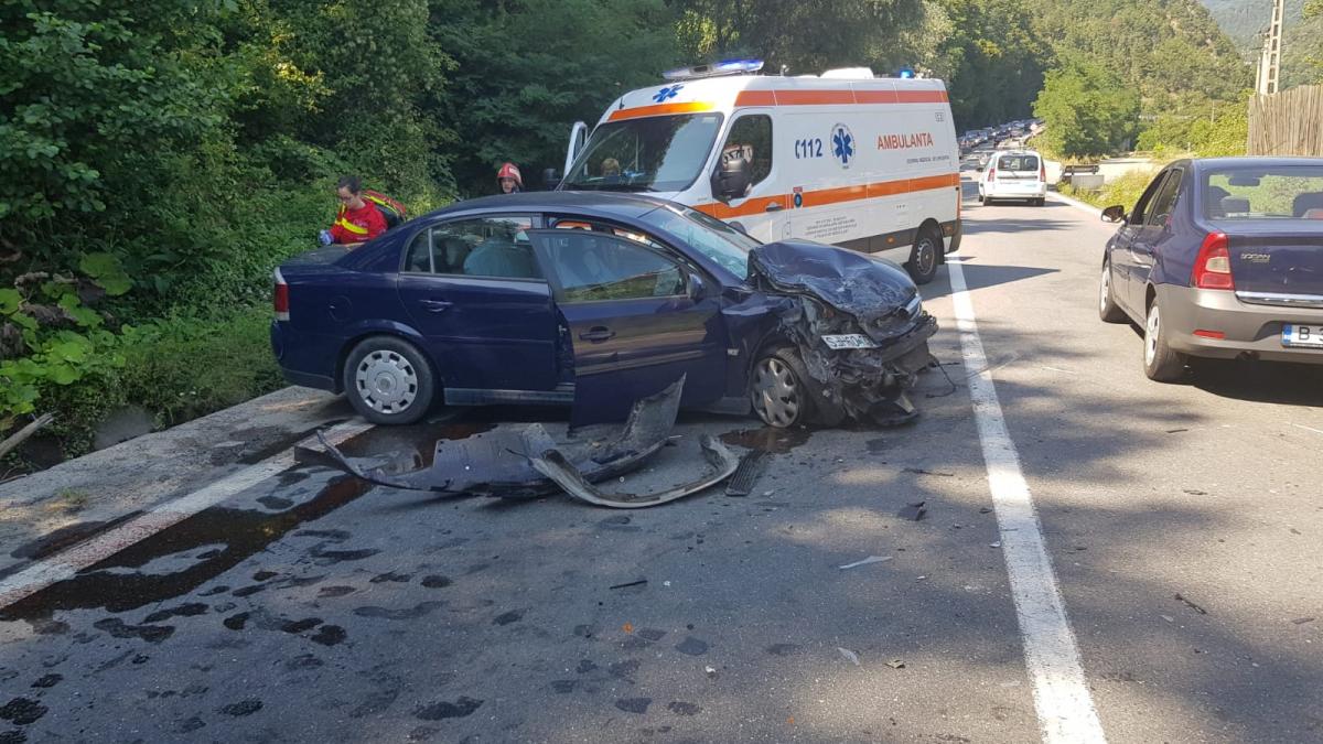 accident cu microbuz pe dn 7 19 persoane implicate a fost activat planul rosu de interventie