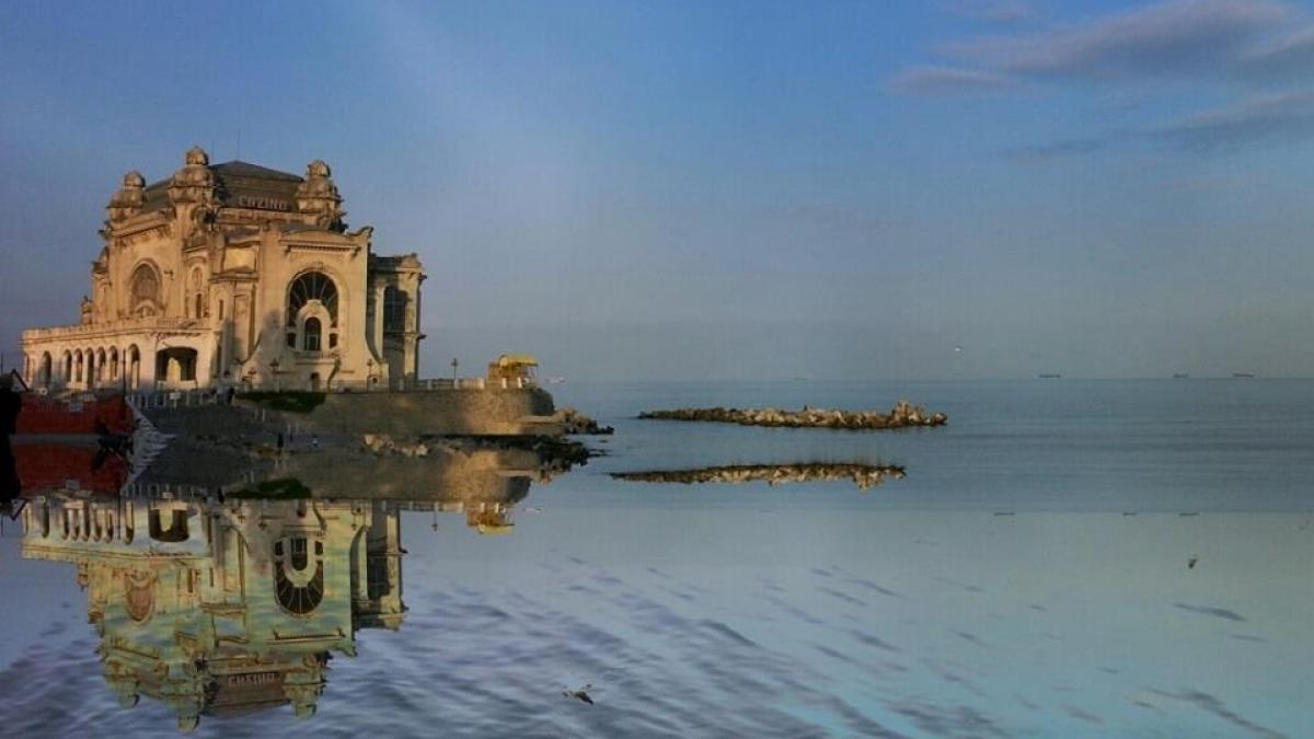 portul din constanta plin de turisti acestia au parte de filme in aer liber si concerte