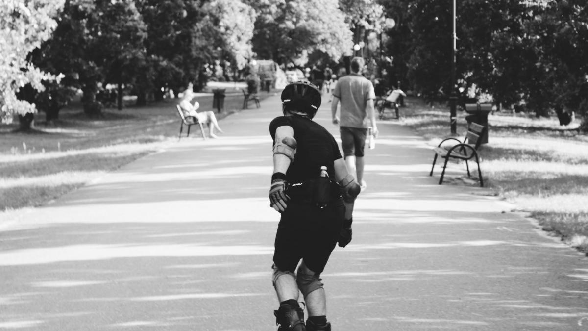 un adolescent de 15 ani accidentat mortal de o masina in timp ce se plimba cu rolele