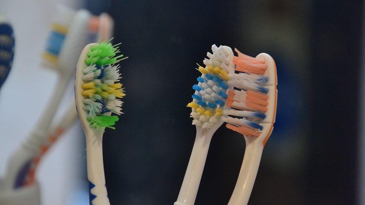 doua surori se spalau pe dinti in baie inainte de culcare cand copilele s au intors au trait clipe