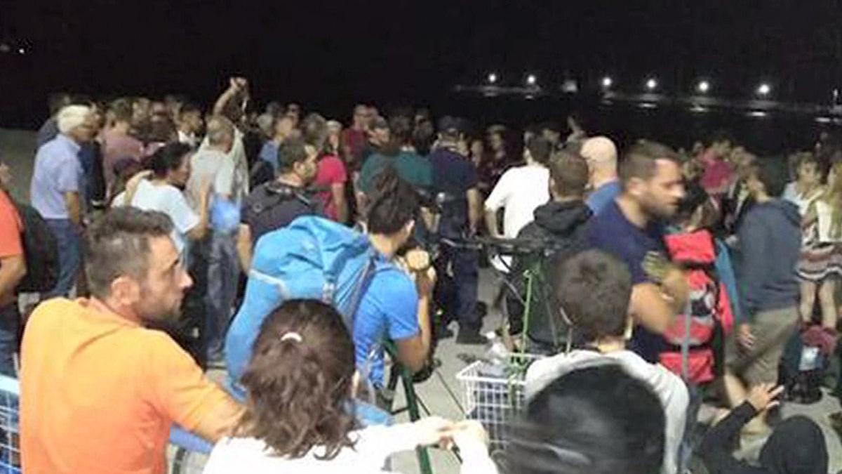 sute de turisti romani sunt blocati de doua zile pe o insula din grecia din cauza incendiilor de