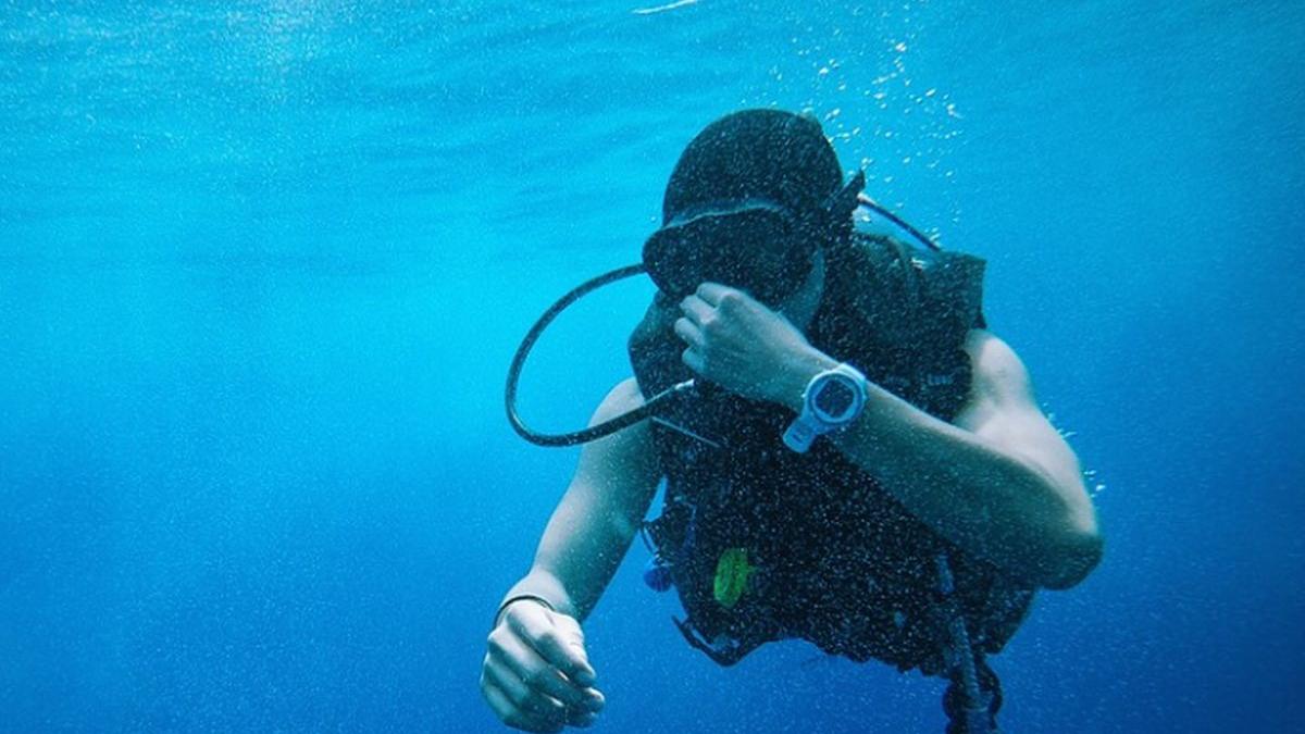 doi turisti cautati cu scafandrii pe litoralul romancesc valurile sunt deosebit de puternice