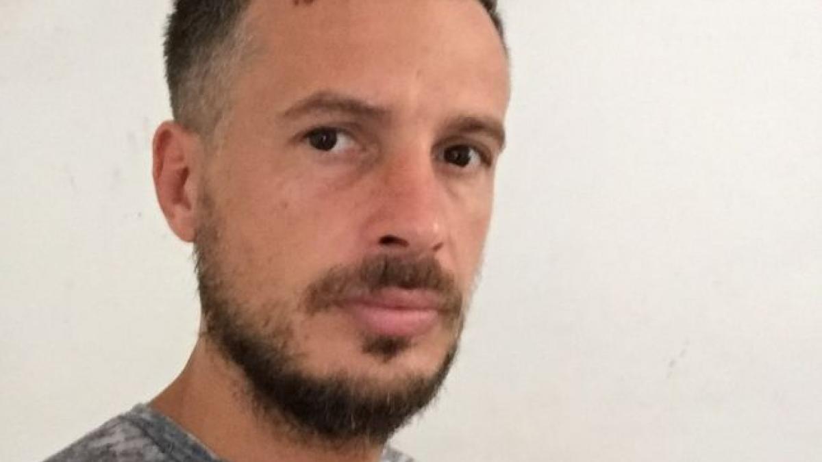 gabriel este stabilit in marea britanie dar s a intors recent in romania in cluj intr o seara a