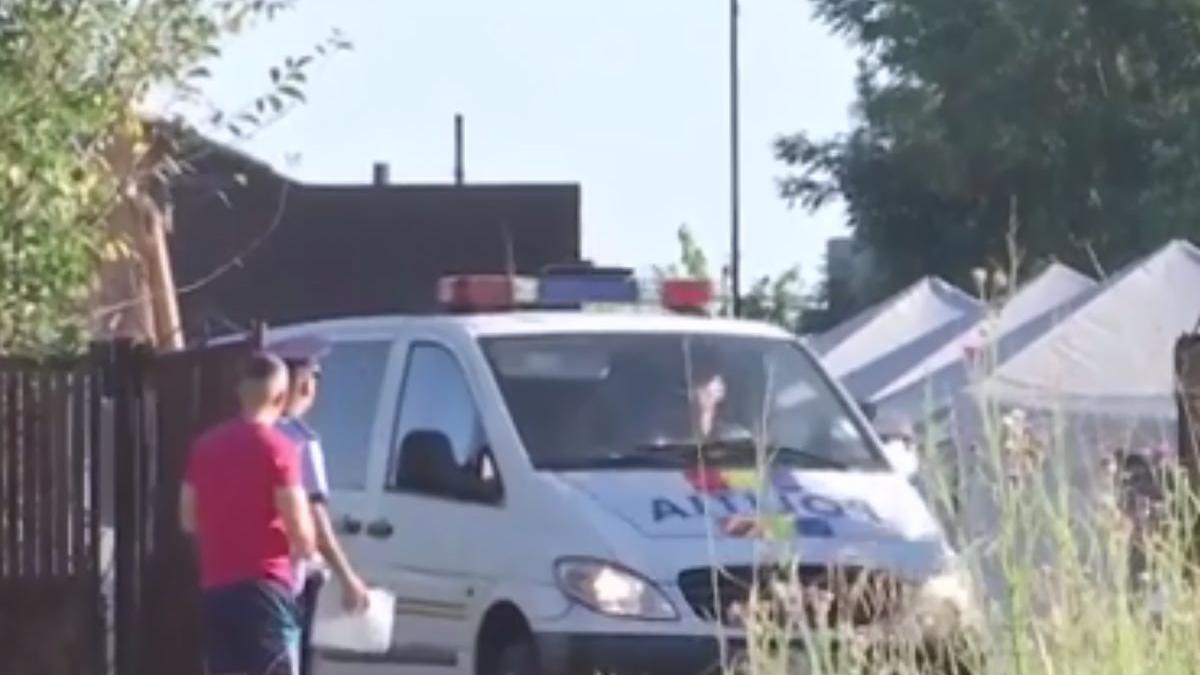 noi probe gasite acasa la gheorghe dinca anchetatorii au scos din curtea criminalului tone de haine