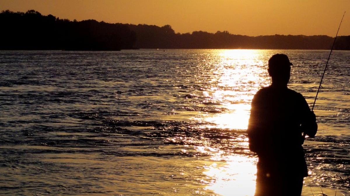 alerta pe raul mures un pescar a ramas blocat in namol pana la brau cum a fost salvat