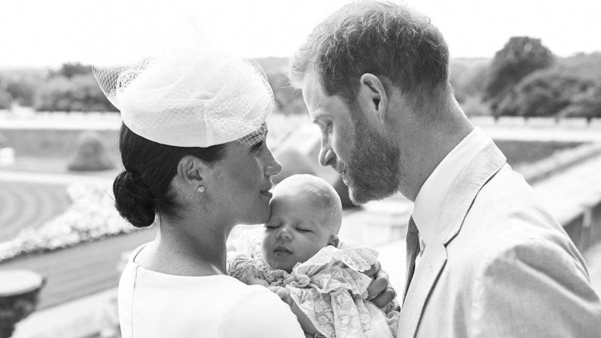 meghan markle este dur criticata online pentru cum isi tine bebelusul foto