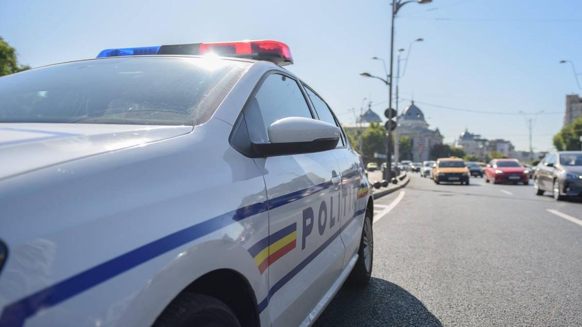 un adolescent a sarit cu masina in lacul fundeni pentru a scapa de politisti nimeni nu l a mai