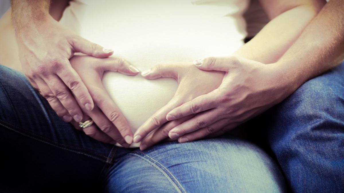 isi doreau foarte mult un copil si au angajat o mama surogat cand baietelul a venit pe lume