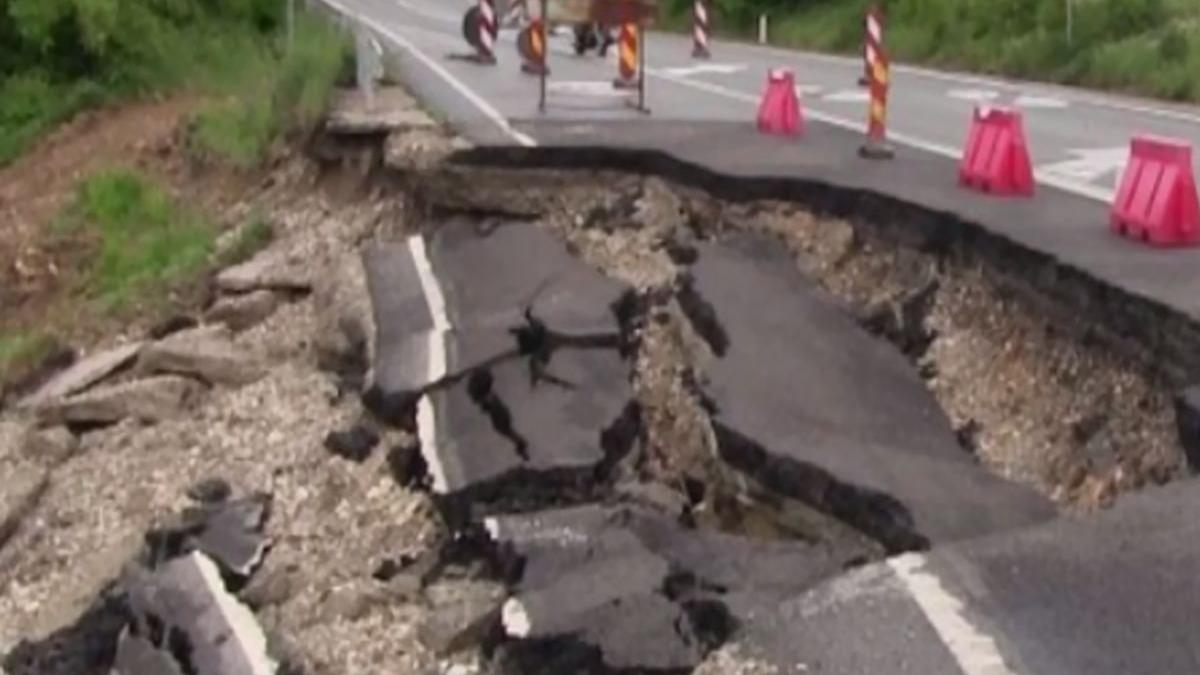 crater urias intr o intersectie din capitala strada s a surpat