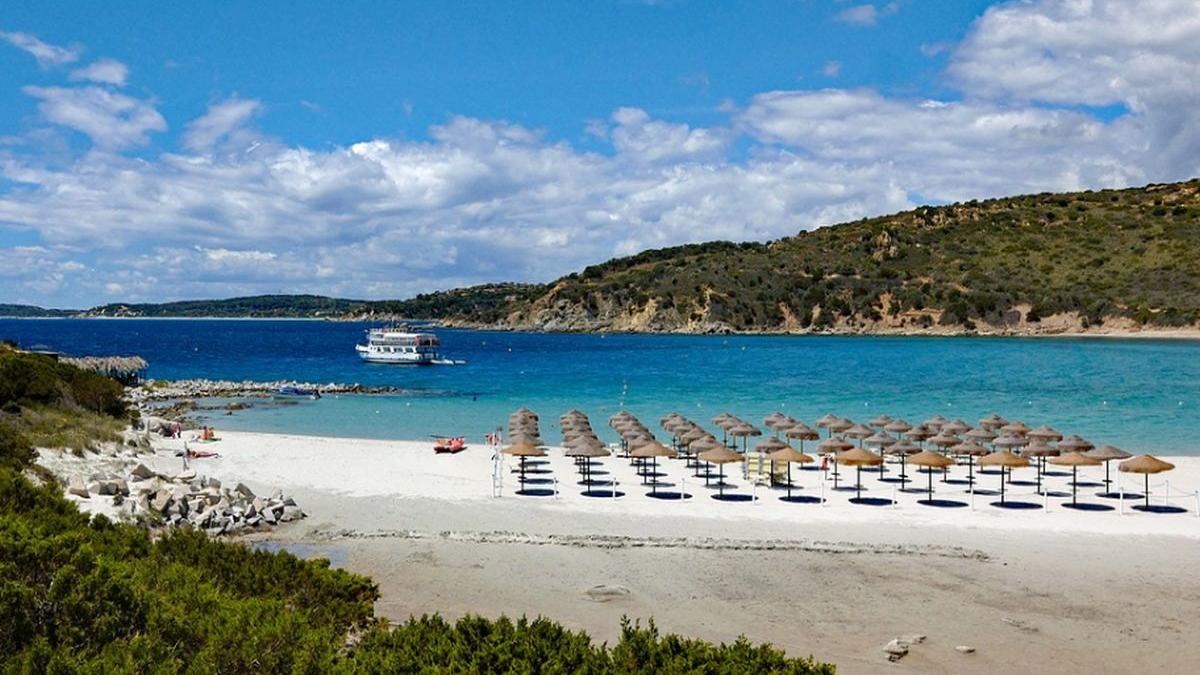 doi turisti risca sase ani de inchisoare dupa ce au furat nisip de pe o plaja din italia