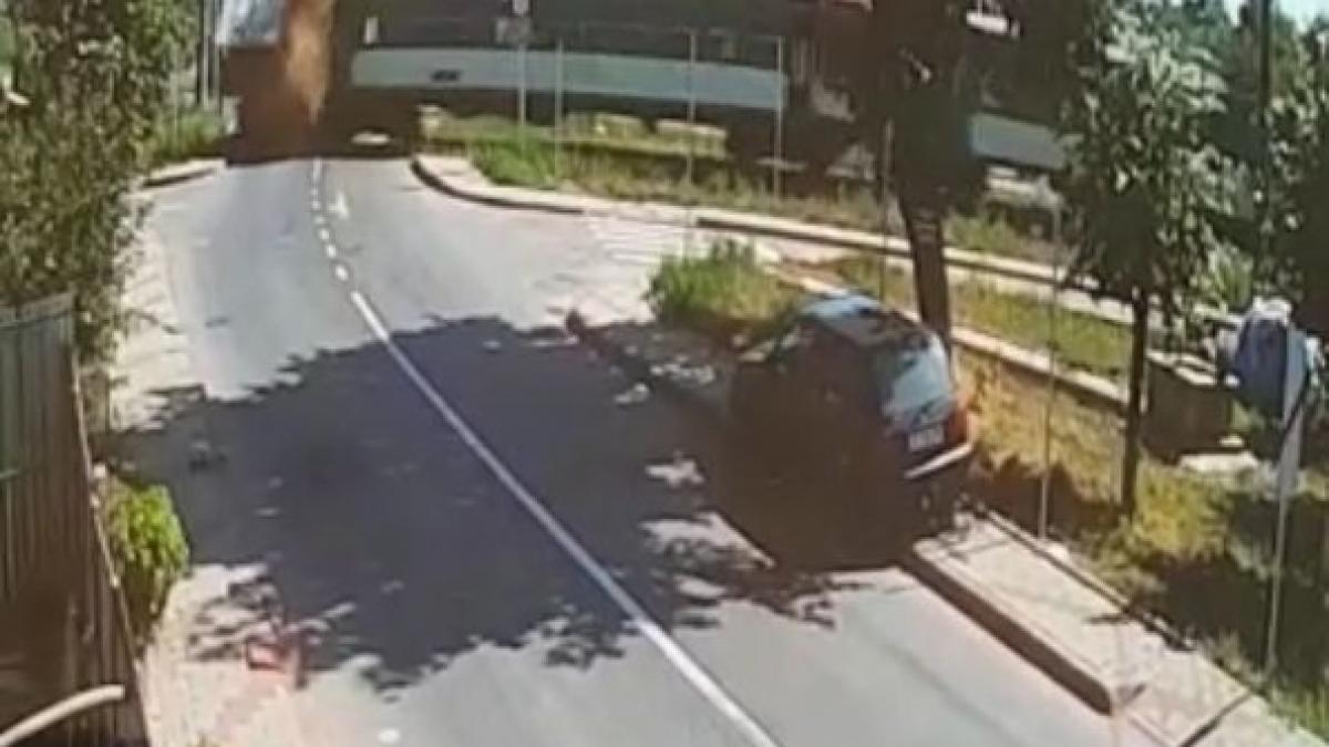 un tren de persoane a deraiat dupa ce a lovit un camion in municipiul dorohoi mecanicul de