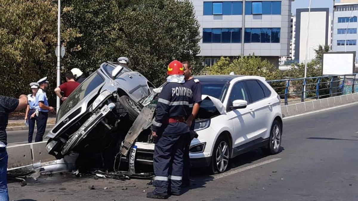 accident grav in capitala pe podul basarab un autoturism nu a acordat prioritate