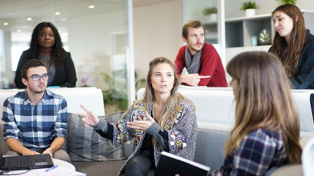 ce se intampla zilnic cu angajatii romani care au colegi cu chef de vorba sondaj