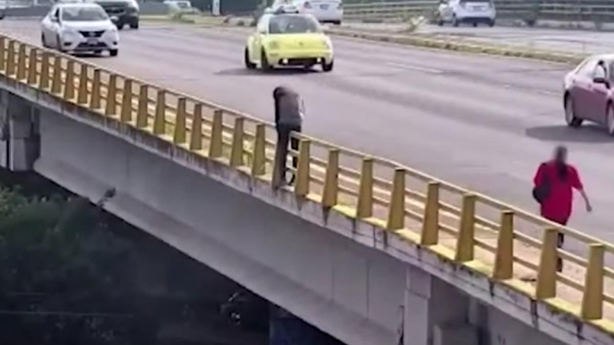 femeia a vazut un barbat care voia sa se arunce in gol s a apropiat de el si au inceput sa stea de