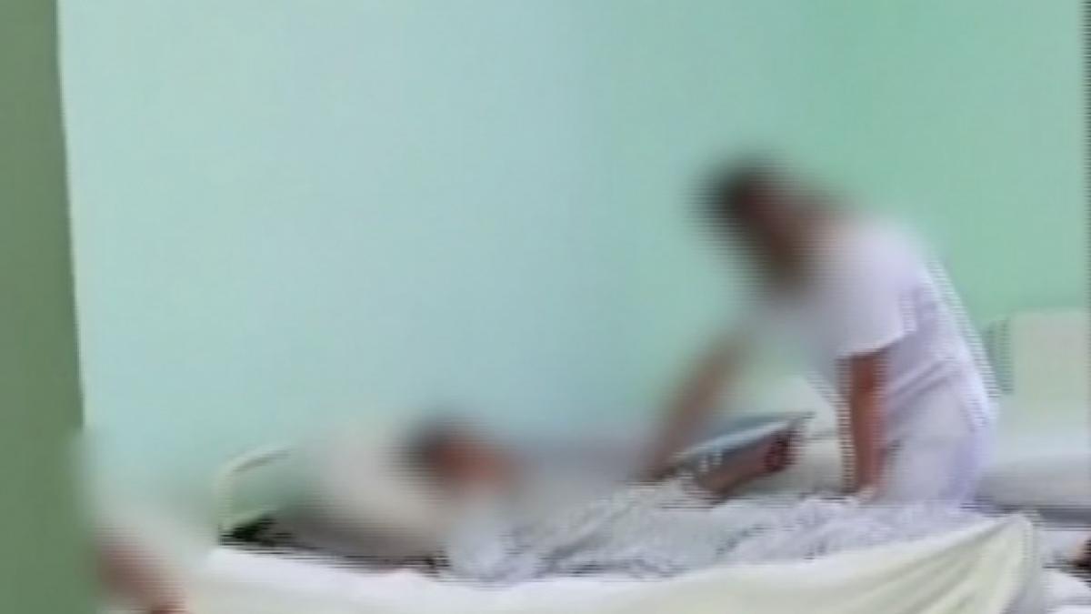 imagini tulburatoare surprinse in salonul spitalului din sapoca imediat dupa atacul soldat cu cinci