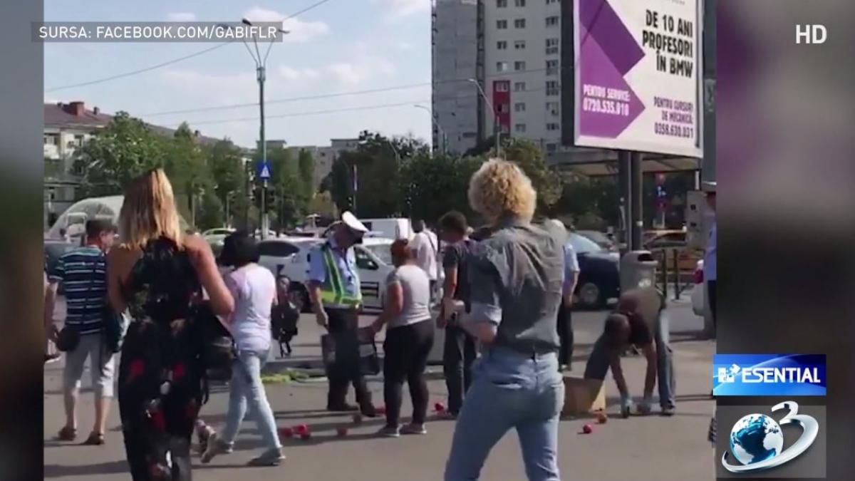 politistii din capitala filmati cum se lupta cu lazile de rosii ale unor vanzatori ambulanti video