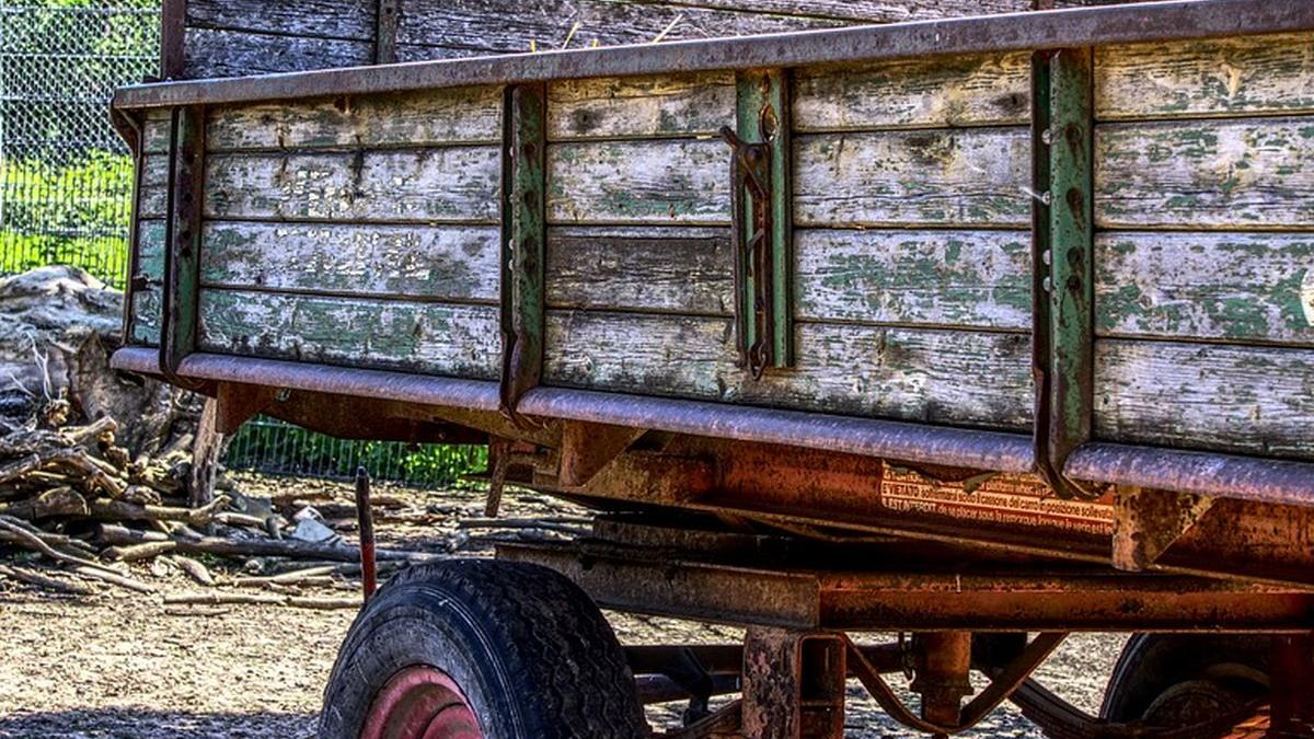 incident grav intr un sat din prahova o mama si fiica sa au cazut in cap din remorca unui tractor