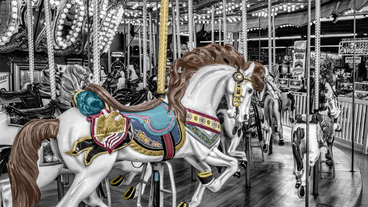 o fetita de zece ani dusa de urgenta la spital dupa ce a cazut din scaunul unui carusel s a