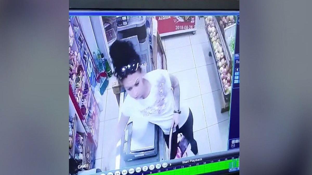 o femeie eliberata recent din inchisoare surprinsa de camerele de supraveghere in timp ce fura