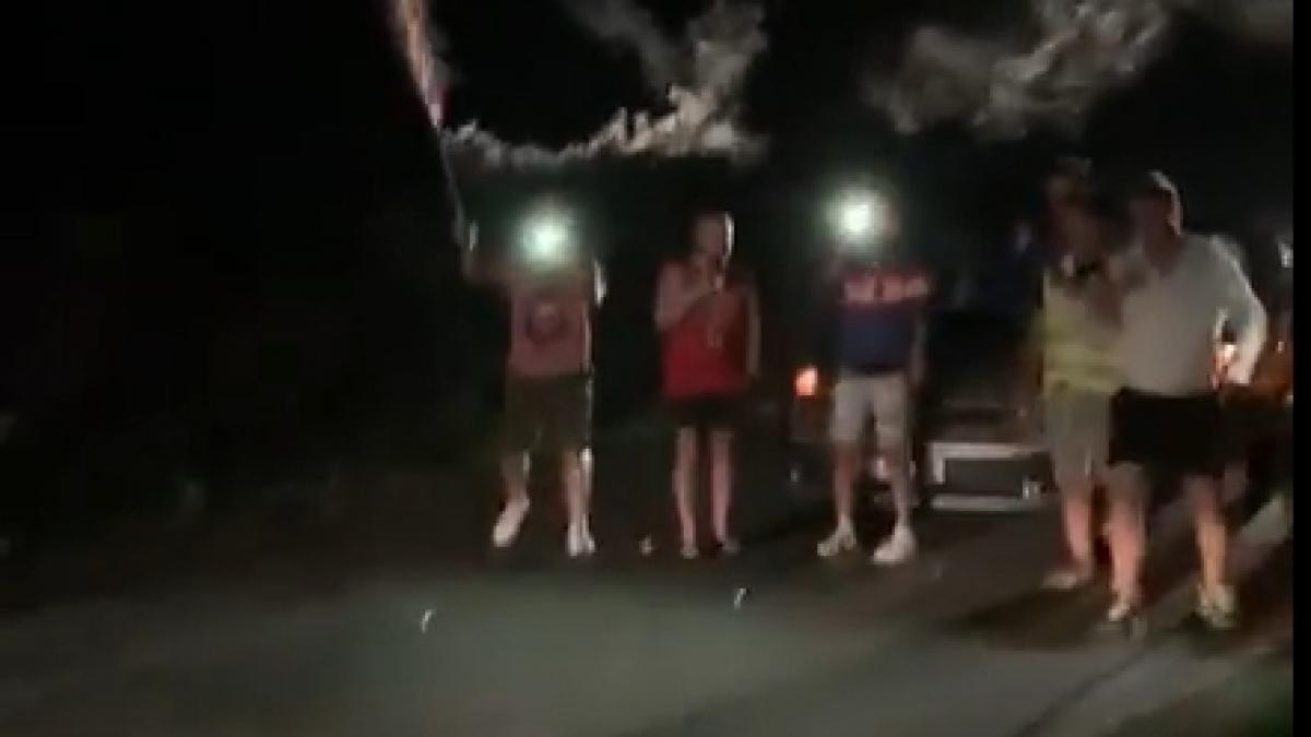 tinerii au petrecut nebuneste luni seara in cluj petrecerea inedita cu artificii a fost in cinstea