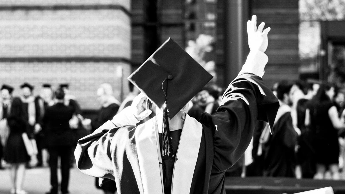 a fost admis la hardvard dar ulterior a fost respins din cauza opiniilor politice de pe retelele