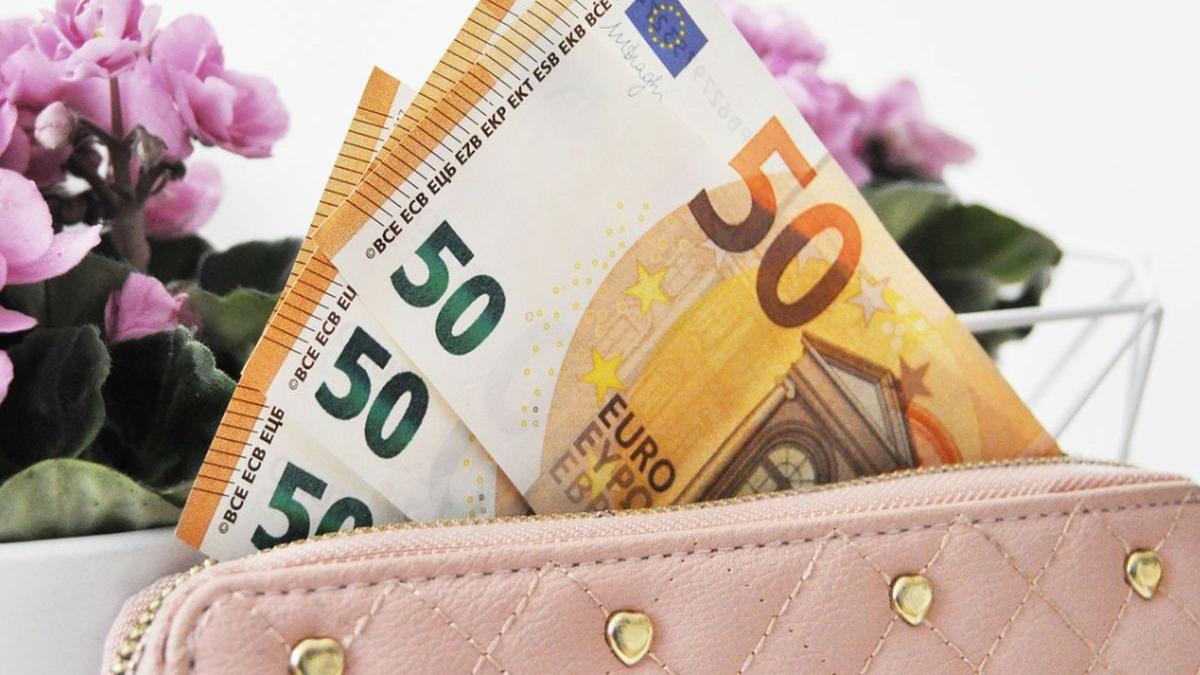 curs valutar 29 august cat costa un euro